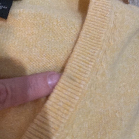 Jos. A Bank Cashmere V-neck Long Sleeve Sweater Sz Medium Yellow Fits Larger - Picture 5 of 7